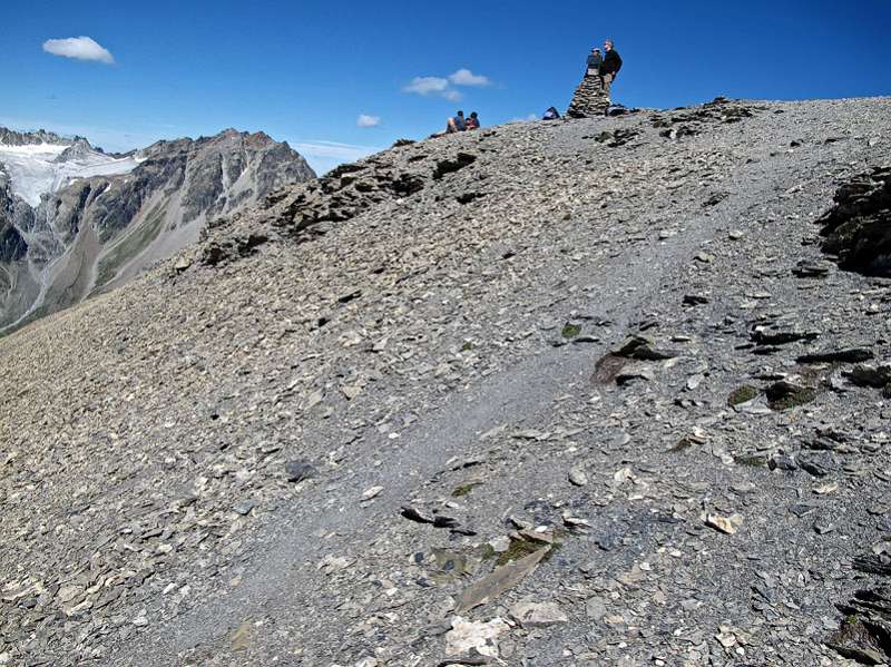 Ein paar Leute auf dem Gipfel von Piz Minschun