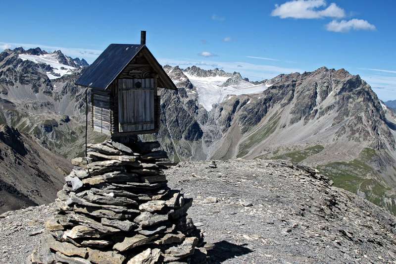 Das "Gipfelkreuz" und gleichzeit Schrankfach für Gipfelbuch auf dem Piz Minschun