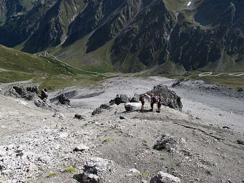 Auf dem Hang von Piz Umbrail. Unten ist die Strasse, die