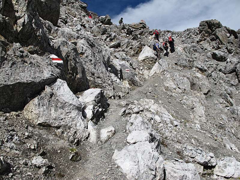 Der Wanderweg zwischen Felsen