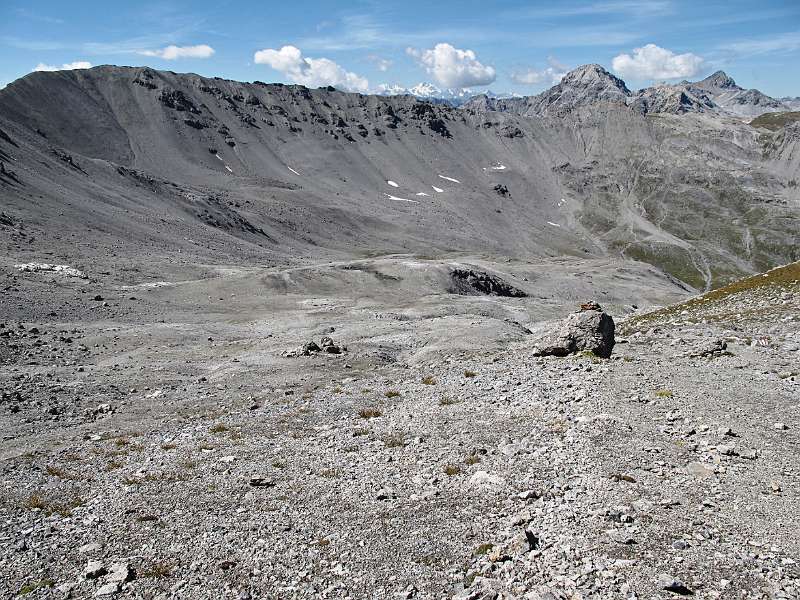 Die Abstiegsroute führt zuerst ins breite Tal