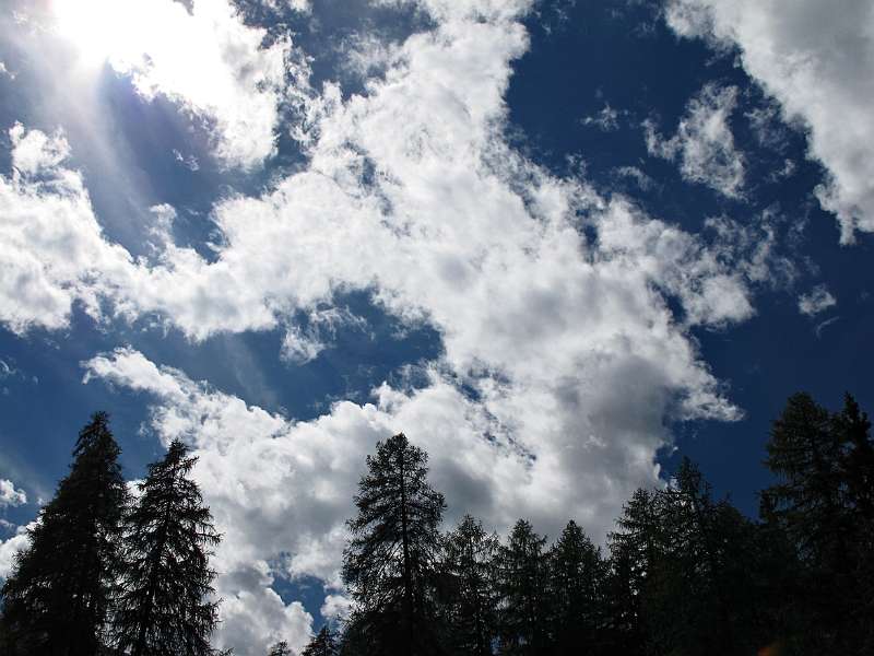 Blauer Himmel, schöne, weisse Wolken