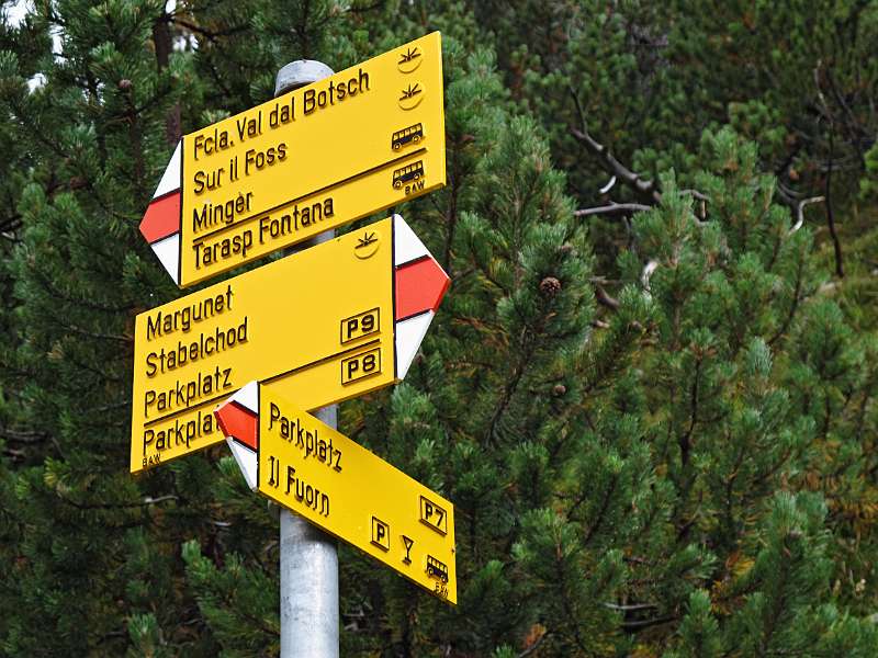 Die Abzweigung. Die Richtung dieser Wanderung ist Fcla. Val dal Botsch