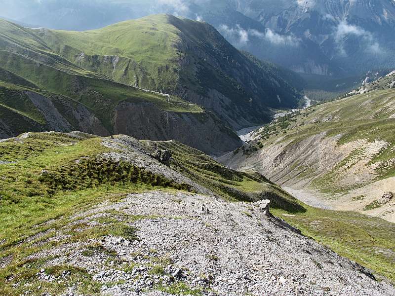 Blick zurück. Die Wanderroute verläuft entlang dem Bach