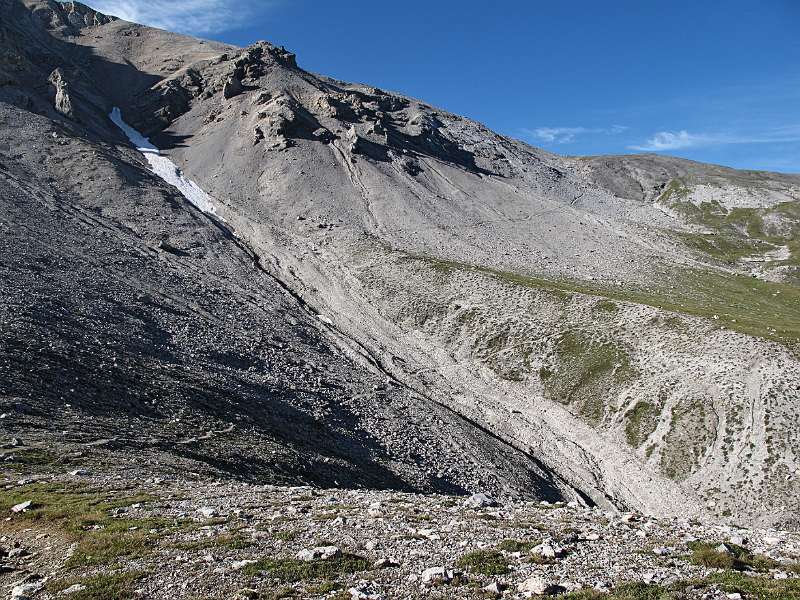 Der Wanderweg führt über Schutt-Gelände zum Grat