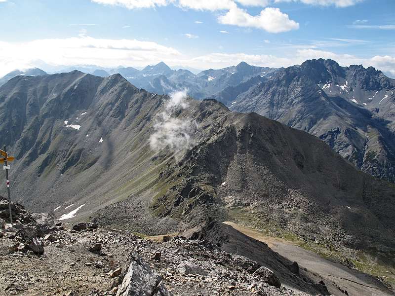 Blick vom Piz Daint Richtung Piz Dora und entlang der Abstiegsroute