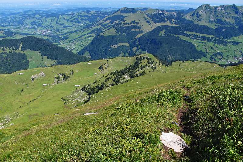 Selun. Blick entlang Wanderweg zurück.