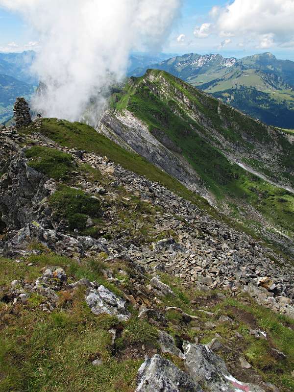 Das imposanter Steinmännchen auf dem Frümsel. Blick entlang Churfirsten-Grat Richtung Amden.