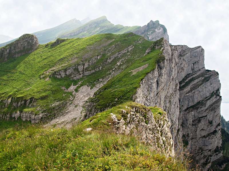 Weitere Churfirsten und steile Wände gehen hinunter zum Walensee