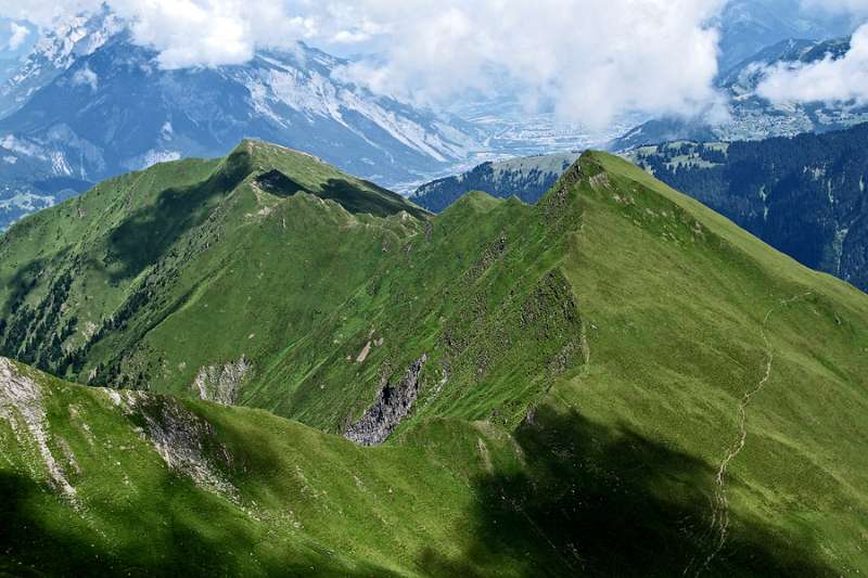 Grüne Berge und weisse Wolken