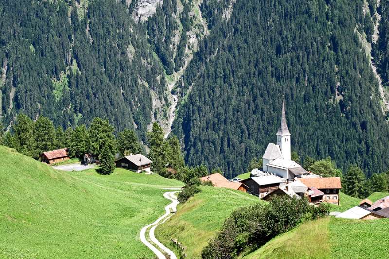 Die Kirche im Dorf Tenna