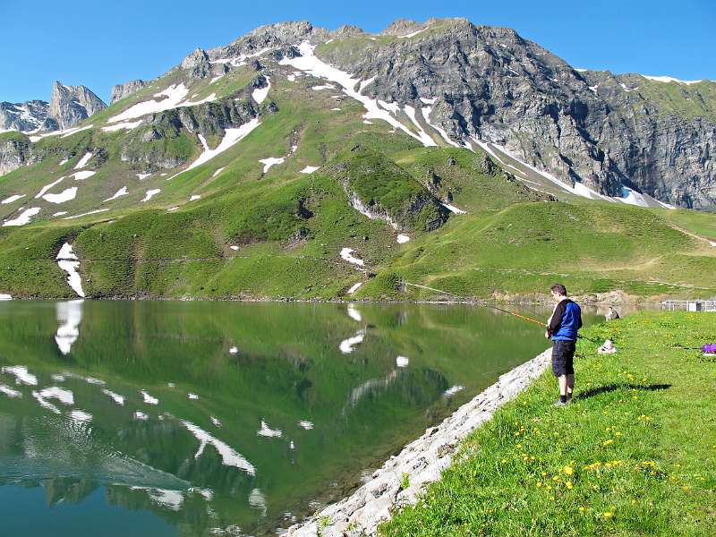 Ein Fischer am Melchsee (1891m)