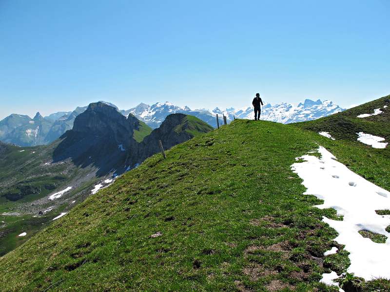 Die Reste von Schnee auf dem Grat.