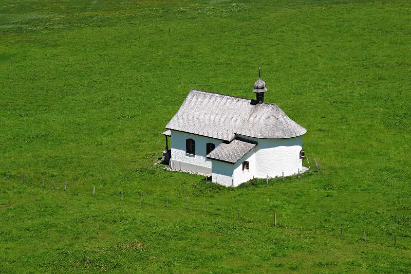 Kleine Kapelle auf der Wiese des Älggialps.