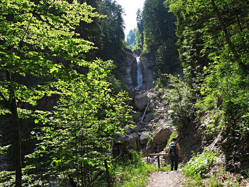 Wasserfälle am Rand des Wanderwegs.