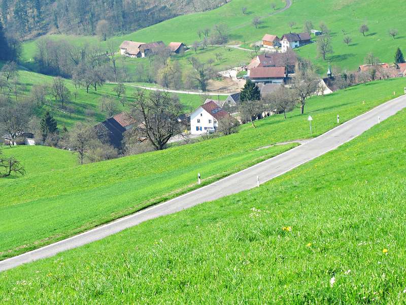 Zuerst entlang der kleinen Strasse