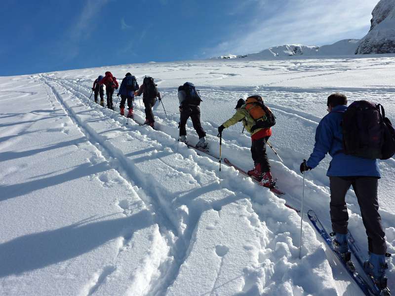 Tiefe Spuren in weichem Schnee