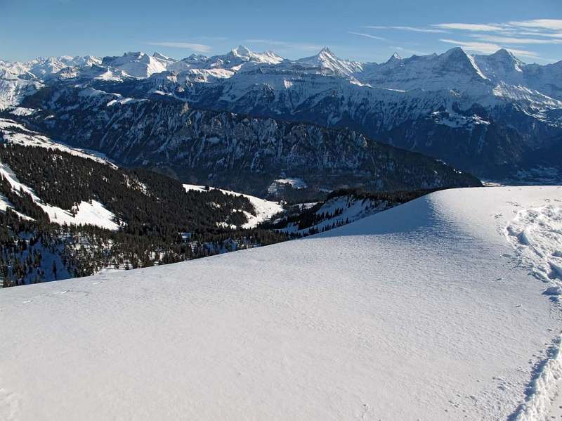 Am Horizont sind die Spitzen von grossen Berner Berge