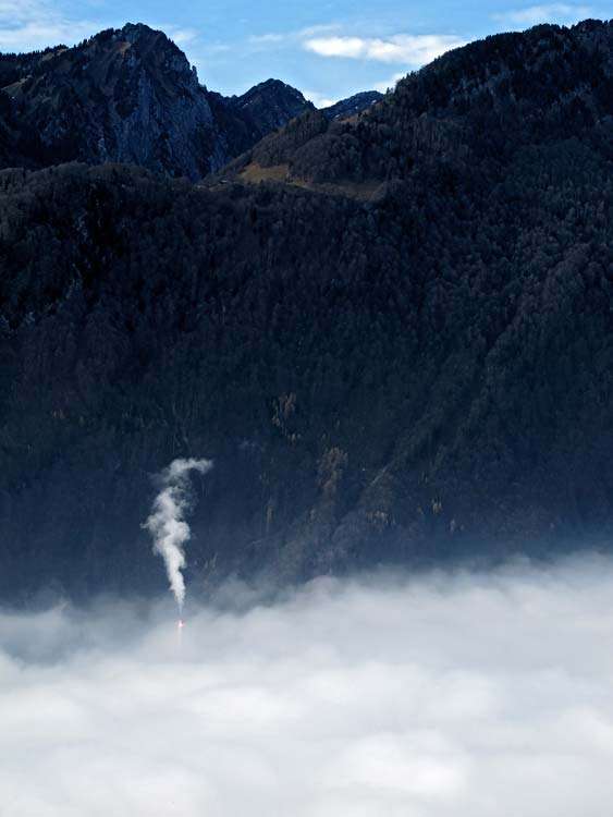 Rauch über den Wolken