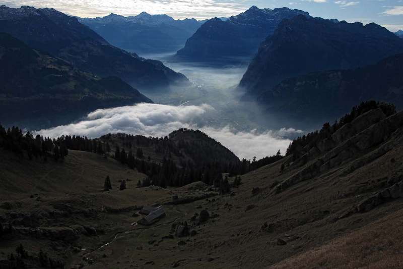 Der Nebel über dem Glarnertal löst sich langsam auf