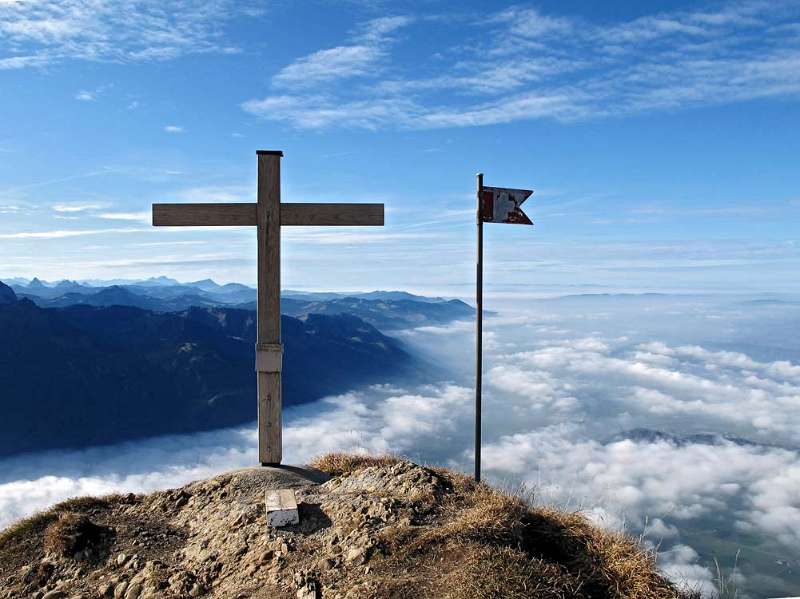 Das Gipfelkreuz von Federispitz. Linthebene ist immer noch mit Nebel bedeckt