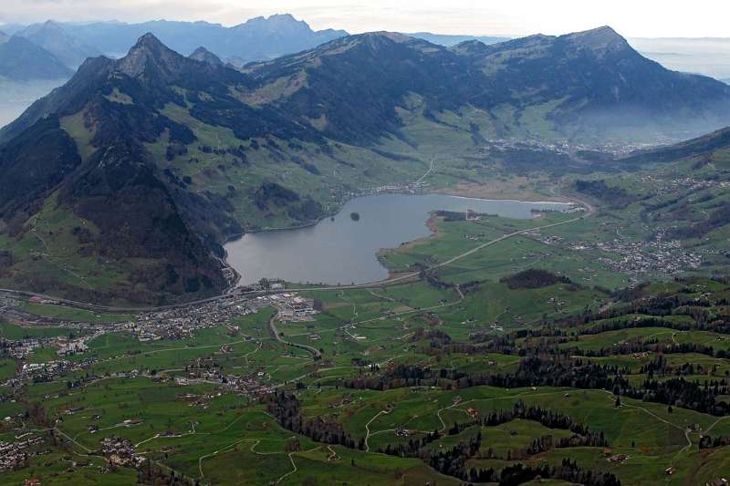 Rigi: von Rigi Hochflue bis zum Rigi Kulm. Vorne ist Lauerzersee