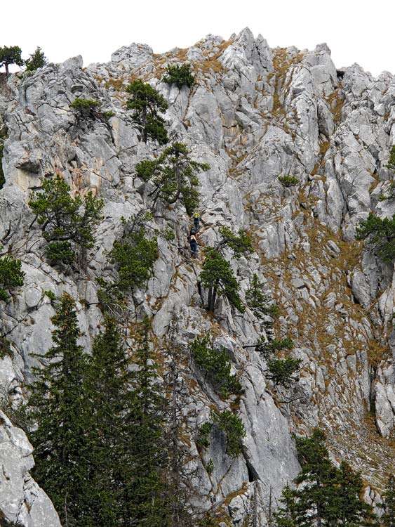 In Bildmitte sind drei Wanderer auf dem Haggenspitz