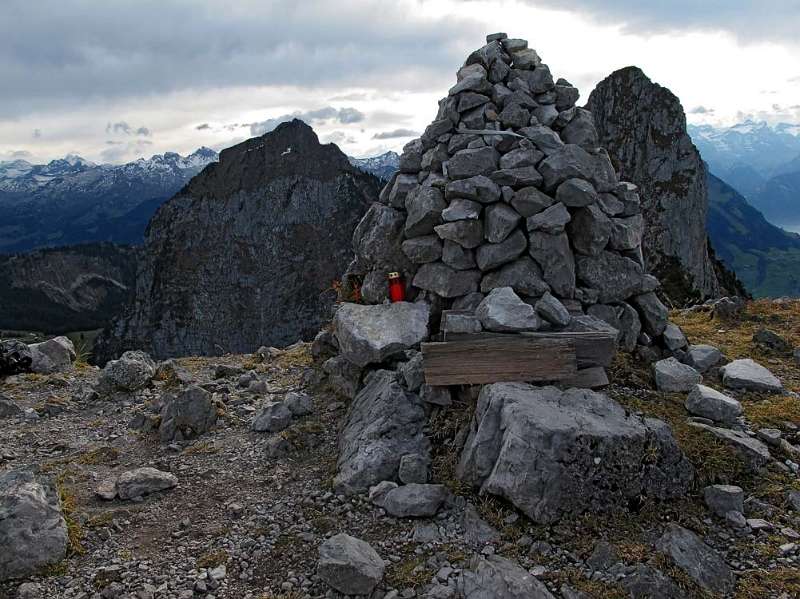 Auf dem Haggenspitz. Links - Gr. Mythen; rechts - Kl.Mythen