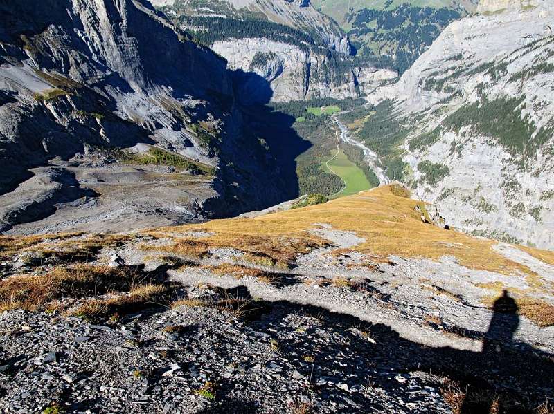 Der Wanderweg geht weiter über Schutt