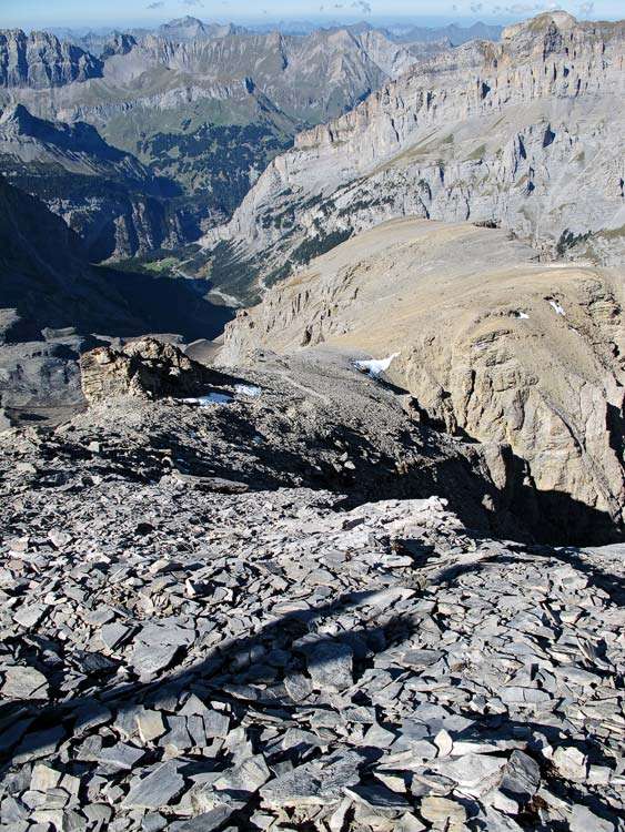 Blick Richtung Kandersteg entlang dem langen Wanderweg