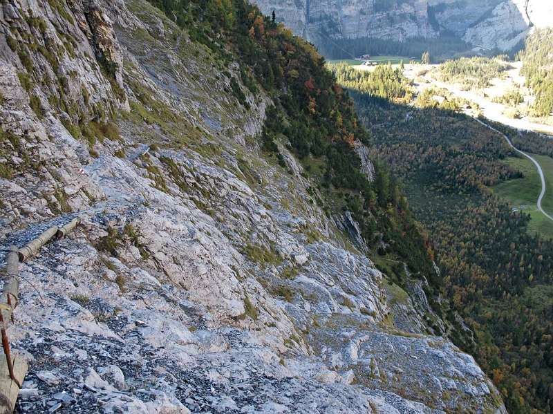 Gut gepflegeter und an eingen Stellen ausgesetzter Wanderweg zur Balmhornhütte