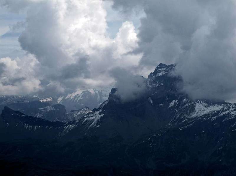 Schächental in Wolken