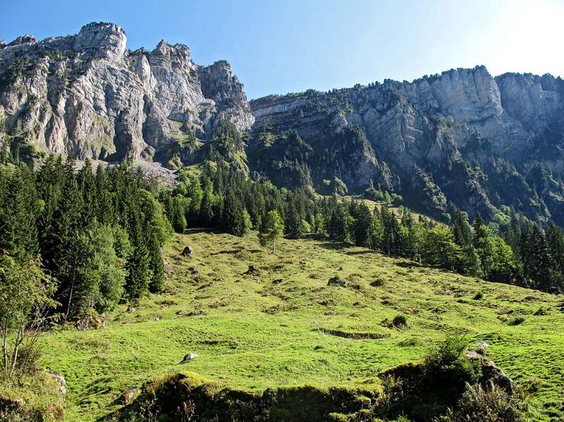 Blick auf Bärenpfad von der Strasse in Justistal