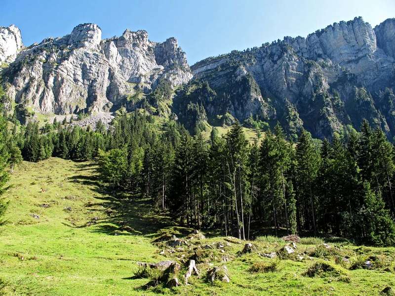 Blick auf Bärenpfad von der Strasse in Justistal