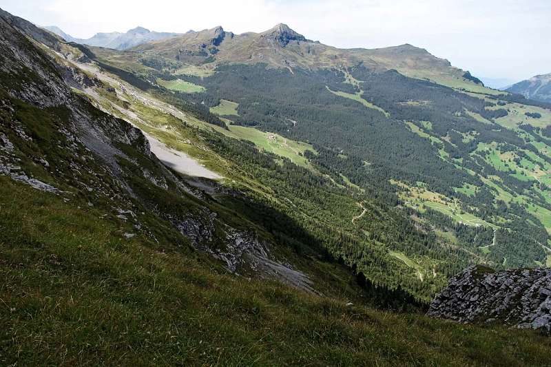 Blick Richtung Kleiner Scheidegg: Lauberhorn, Tschuggen und Männlichen sind am Horizont