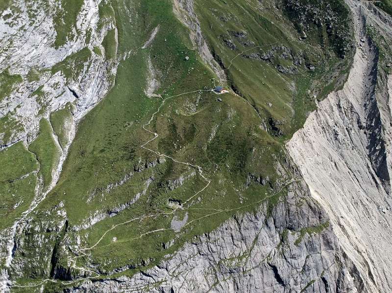 Blick auf Bäregg vom Schulter der Hütte. Ein Wanderweg hat seine