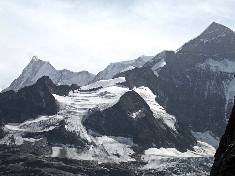 Finsteraarhorn (links) und wahrscheinlich Fiescherhorn (ganz rechts)