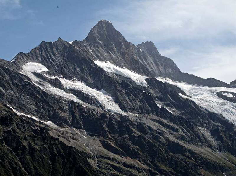 Schreckhorn und hinten ist Lauteraarhorn