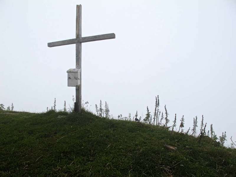 Das Gipfelkreuz von Schibenstoll. Sicht ist leider nur wenige Meter.