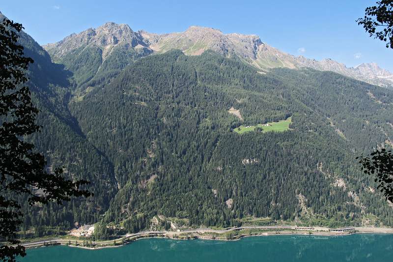 Lago di Poschiavo und die Gipfel auf der rechten Seite vom