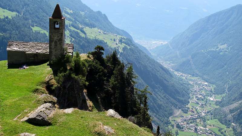 Die Kirche von San Romerio am steilen Hang oberhalb von Miralago