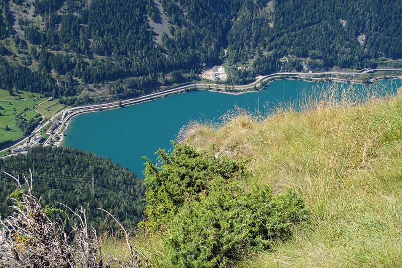 Blick auf Lago di Poschiavo mit Strasse und Bahnstrecke entlang des