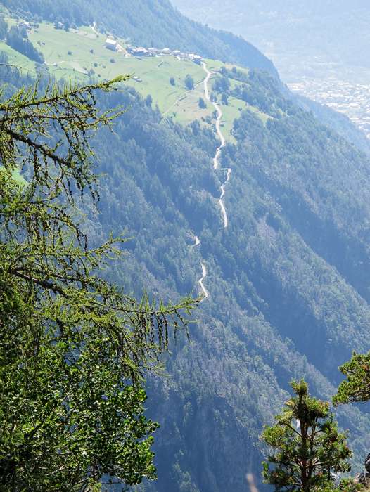 Die steile Strasse führt zum ehemaligen Schmuggler-Dorf Viano