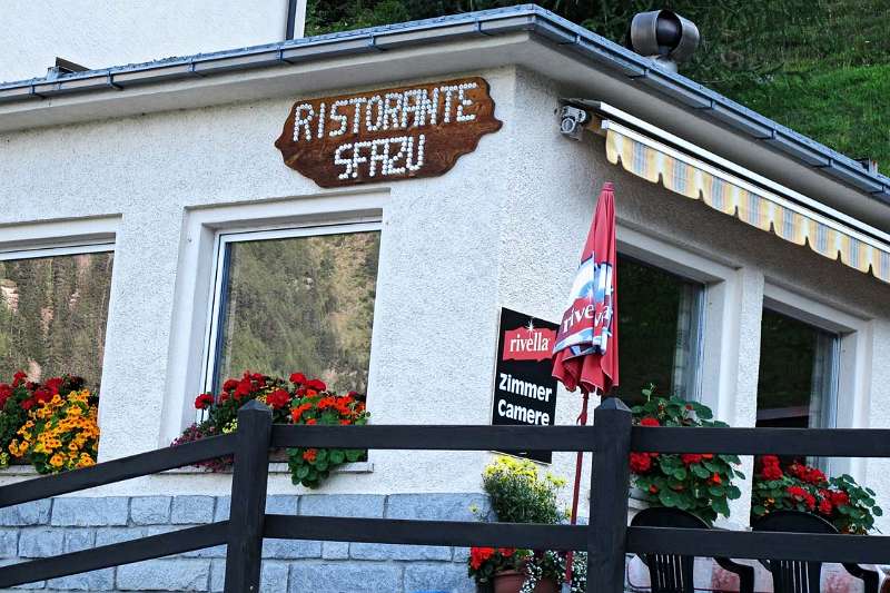 Zuerst mit dem Bus von Sfazü bis Alp Camp