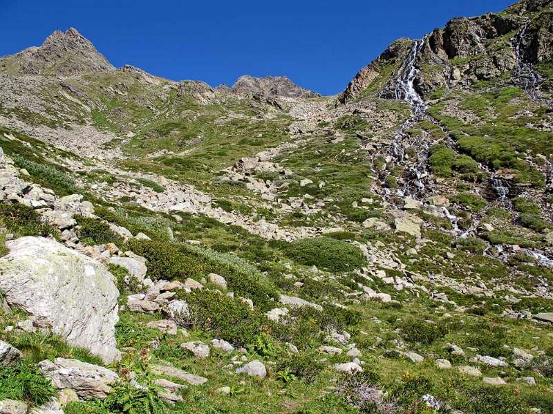 Die Wasserbäche strömen hinunter von Vedreit da Camp - der Gletscher