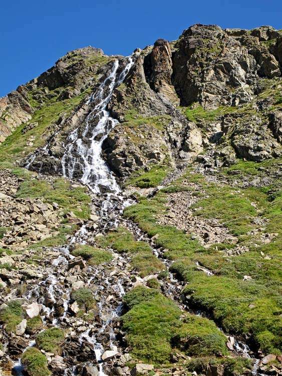 Die Wasserbäche strömen hinunter von Vedreit da Camp - der Gletscher