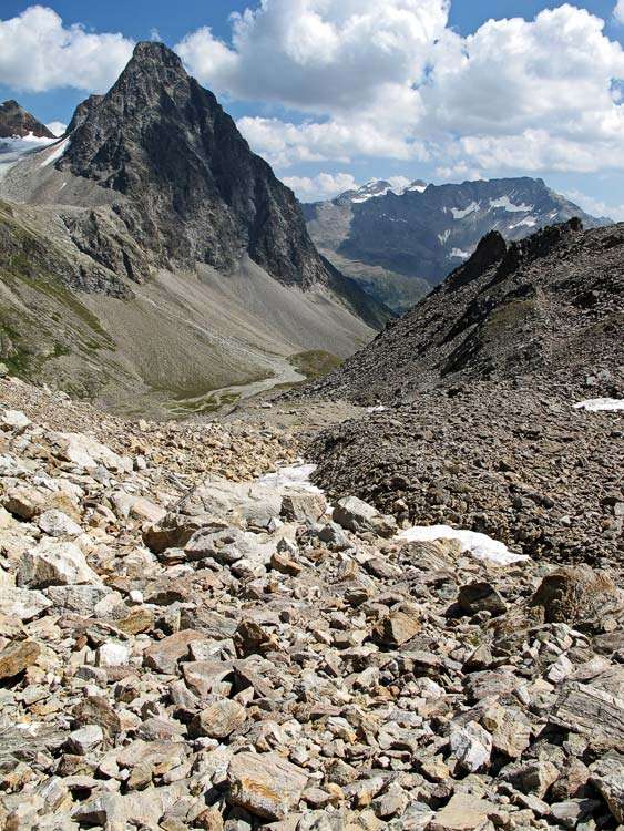 Der Weg geradeaus hinunter Richtung Corn da Camp