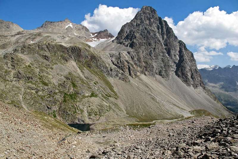 Corn da Camp und Piz Paradisin. Unten ist Lagh da Roan