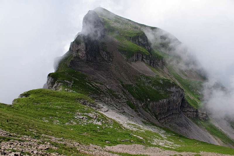 Forstberg zeigt sich zwischen Wolken. Vorne ist auch Aufstiegsroute zum Gipfel