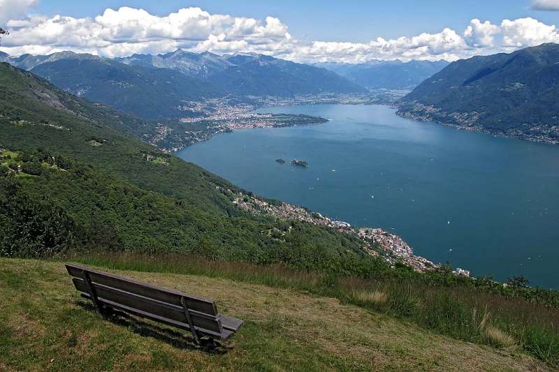 Die Bank mit schönen Aussichten auf Lago Maggiore mit Brissago unten